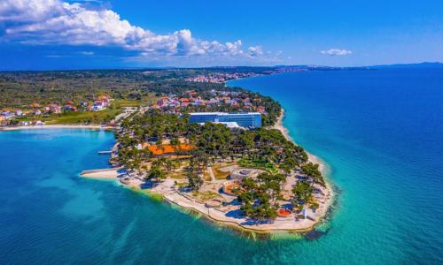 Chorvatsko nedaleko Zadaru a hned u pláže v Hotelu Pinija **** s bazény, wellness a animacemi + polopenze