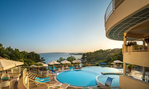 Chorvatsko plné zábavy: Hotel Sunny Krk *** přímo u pláže s rozšířenou polopenzí, bazénem + třetí osoba zdarma