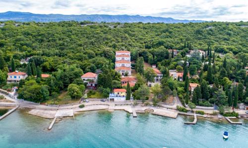 Chorvatsko pouhých 50 m od mořského břehu: Ostrov Krk v Hotelu Delfin *** s polopenzí + děti do 12 let zdarma