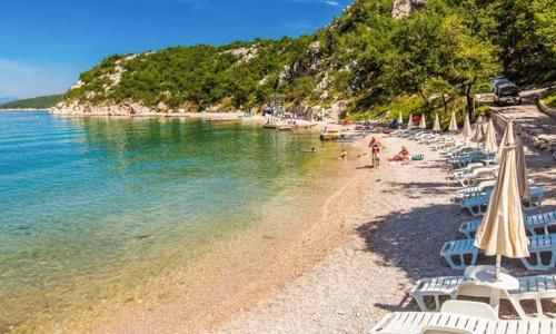 Chorvatsko u pláže ve stylovém bungalovu v Holiday Resortu Kačjak s kuchyní a terasou s výhledem na moře