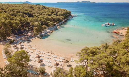 Chorvatsko v bungalovu v Pine Beach Resortu Pakoštane *** + plná penze, vodní atrakce, lehátka a další vyžití