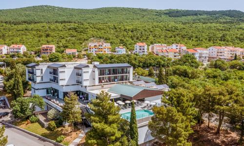 Crikvenica 500 m od moře a pláže v Hotelu Ad Turres *** se 2 bazény, polopenzí a dítětem do 12 let zdarma