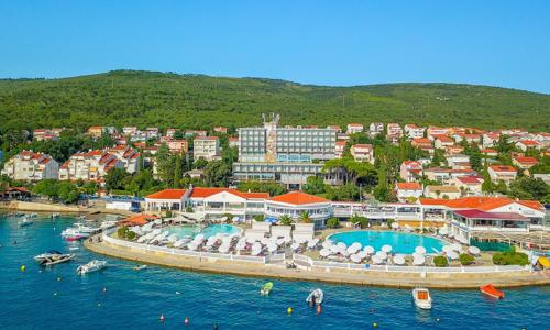 Dovolená jen 300 m od pláže v Hotelu Katarina **** s polopenzí a venkovním bazénem + děti do 12 let zdarma