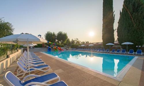 Dovolená u Lago di Garda, památek a zábavních parků: Camping Fontanelle **** s polopenzí a venkovním bazénem
