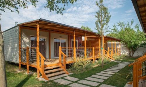 Dovolená u největšího italského jezera: Mobilní domek ve 4* Camping Baia Verde s bazénem + hřiště a animace