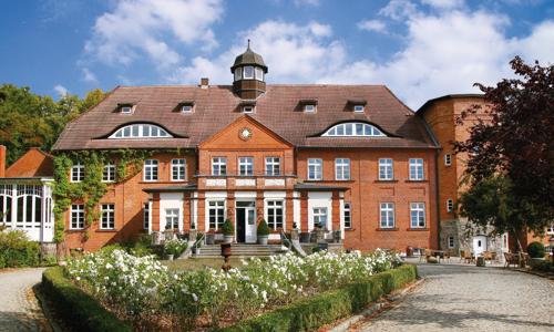 Dovolená v Německu na zámku u jezera: Hotel Schloss Basthorst **** se snídaněmi formou bufetu + bazén a sauny