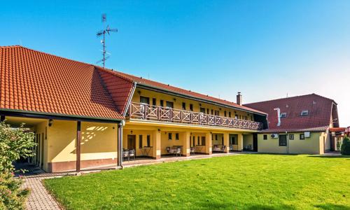Dunajská Streda: Penzion Fortune s polopenzí a celodenním vstupem do Thermalparku s termálními bazény + tenis