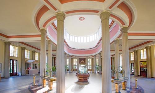 Františkovy Lázně: Relax ve Spa Hotelu Francis *** se snídaní/polopenzí a 3 procedurami (koupel, zábal, masáž)