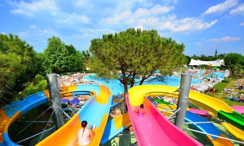 Gardské jezero v plážovém kempu Camping Bella Italia s polopenzí + aquapark a bohaté vyžití pro celou rodinu
