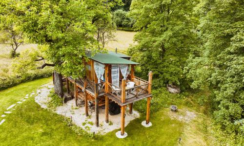 Glamping v Bílých Karpatech ve Stromodomu Žítková se snídaní, domácím likérem a zahradním grilem + šipky