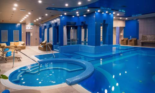 Győr nedaleko termálů: Hotel Golden Ball Club **** s neomezeným wellness (120 m² vodní plochy) a polopenzí