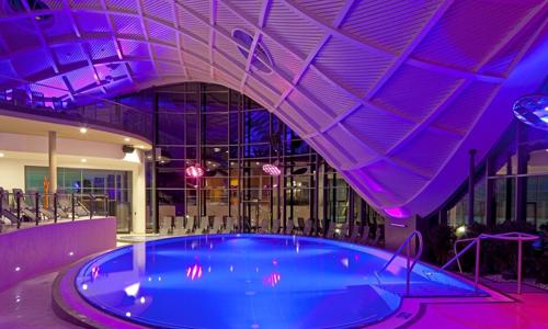 Hesensko: Hotel an der Therme Bad Orb přímo propojený s termály + snídaně, vnitřní a venkovní bazény a sauny