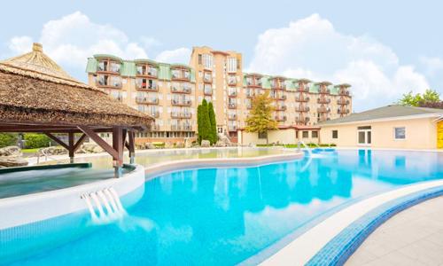 Hévíz 400 m od termálního jezera: 4* Hotel Európa Fit s polopenzí, dvoupatrovým wellness a animačním programem