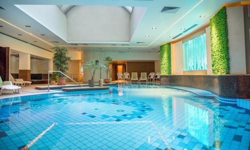 Hévíz jen 600 m od termálního jezera v Hotelu Palace **** s polopenzí a neomezeným wellness (bazén, 3 sauny)