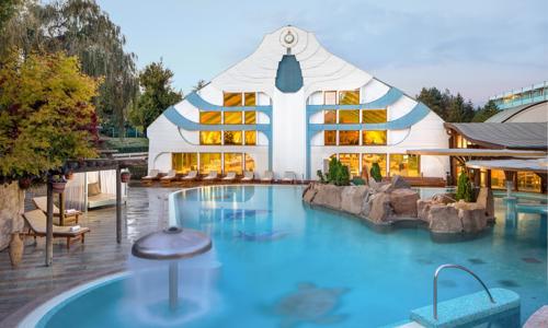 Hévíz: NaturMed Hotel Carbona **** s polopenzí/plnou penzí a neomezeným termálním wellness + masáž a drink