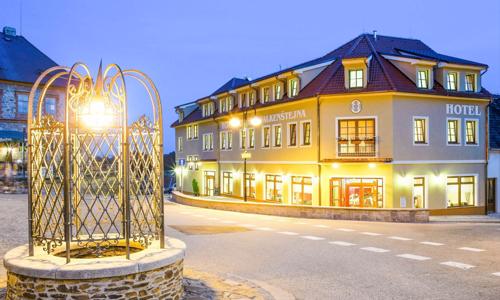 Hluboká nad Vltavou v podzámčí: Hotel Záviš z Falkenštejna  **** s polopenzí + vstup do zoo, lázní či na zámek