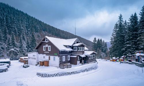 Horský pobyt v Krkonoších: Pec pod Sněžkou u ski areálů ve stylové Chatě Lesovna se snídaní + sauna a víno
