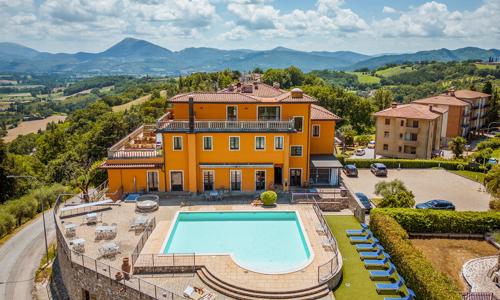 Itálie v Hotelu Fortebraccio *** se snídaní či polopenzí, venkovním bazénem, zapůjčením kol + možnost wellness