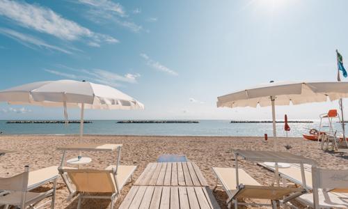 Jaderské moře blízko Recanati: Dovolená v chatce v Natural Village Resortu se soukromou pláží a bazénem