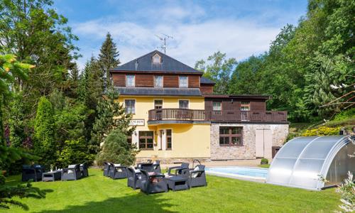 Janské Lázně u Stezky korunami stromů: Hotel Luční dům s polopenzí a bazénem + dětské hřiště, herna a kolárna