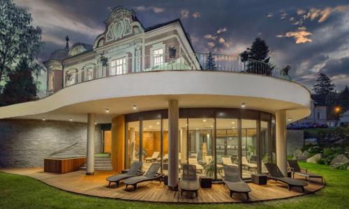Jeseníky: Dovolená v Hotelu Villa Regenhart **** se snídaní nebo polopenzí a neomezeným bazénem + saunový svět