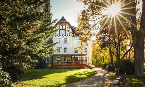 Jeseníky ve Ville Grohmann **** se snídaní či polopenzí a neomezeným wellness s vířivkou, saunami a krbem