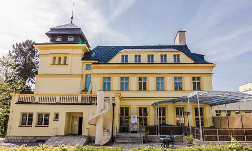 Jíloviště u Prahy: Palace Inn Hotel & Grill Restaurant **** se snídaní + privátní vstup do wellness a Prosecco
