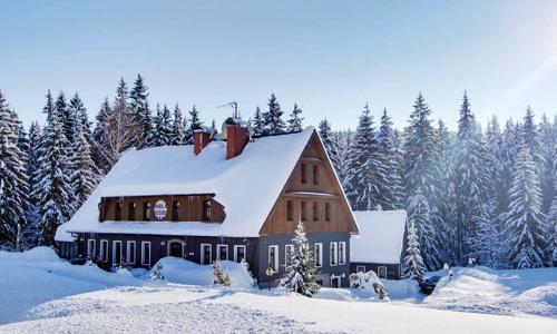 Jizerské hory 200 m od vleku v Hotelu Perla Jizery ***  se snídaní či polopenzí a privátním wellness + sáňky