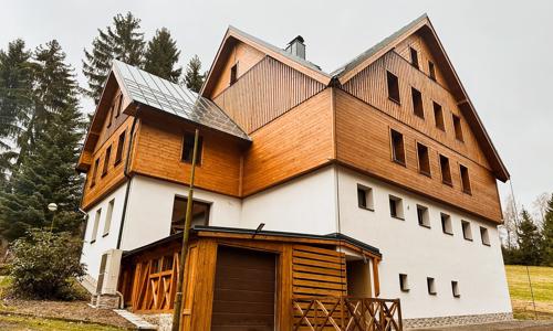 Jizerské hory nedaleko Jablonce nad Nisou: Apartmány Vesna se snídaněmi a privátní saunou či vířivkou