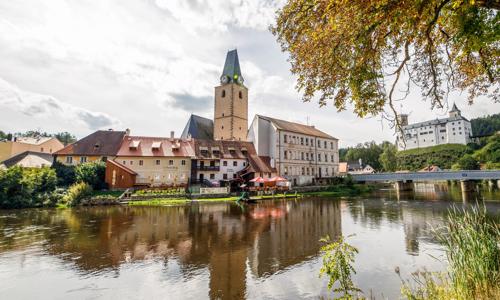 Jižní Čechy: Rožmberk nad Vltavou v Pensionu U Farní školy se snídaněmi, společnou kuchyní a láhví vína