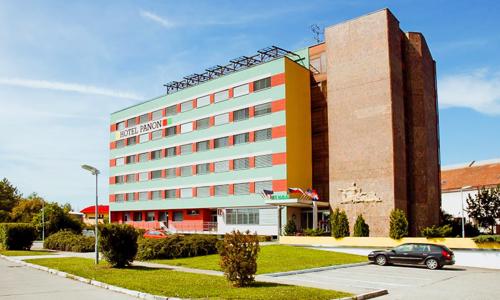Jižní Morava: Hodonín v Hotelu Panon *** s polopenzí a bohatým balíčkem slev na koupaliště, zoo i do muzeí
