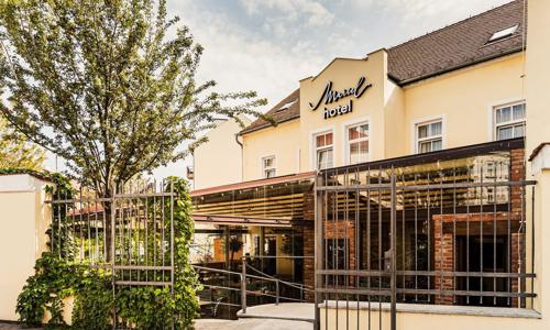 Jižní Morava (nejen) pro vinaře: Hotel Mariel *** v centru Znojma se snídaněmi a degustací 12 vzorků vín