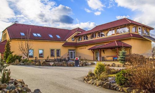 Jižní Morava u Vyškova: Hotel Allvet *** v bývalém letohrádku se snídaní/polopenzí a koupacím biotopem + sport