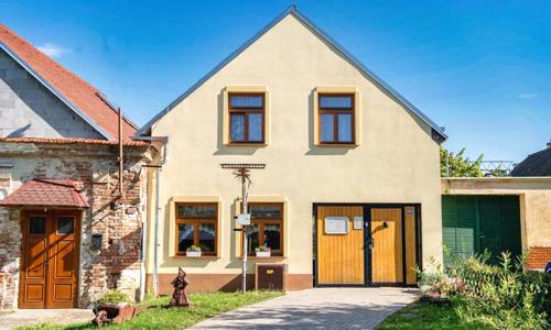 Jižní Morava: Valtice pouhých 550 m od zámku v Penzionu Alenka se snídaní, degustací vína a welcome drinkem
