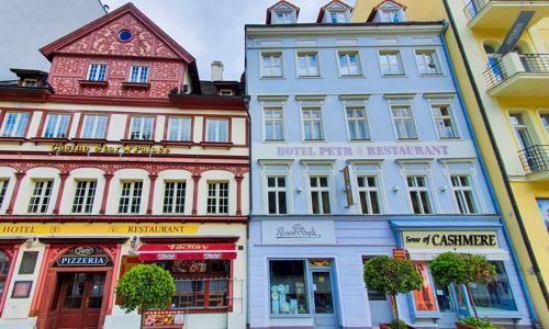 Karlovy Vary naproti Mlýnské kolonádě v Hotelu Petr *** se vstupem do Alžbětiných lázní, snídaní a oplatkami