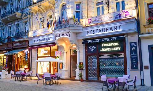 Karlovy Vary přímo v centru města v Hotelu Palacký **** se vstupem do Alžbětiných lázní, snídaní a oplatkami