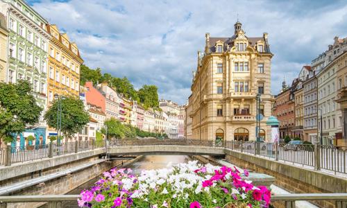 Karlovy Vary u Mlýnské kolonády (70 m) v Hotelu Palatin **** se snídaní a vstupem do lázní + tradiční oplatky