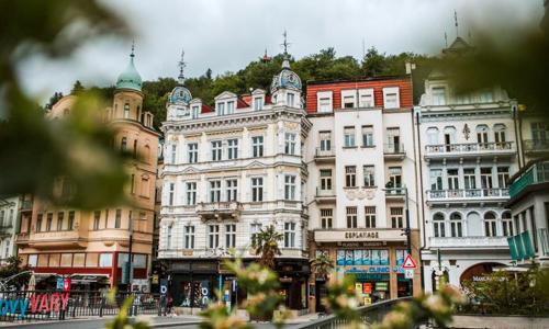 Karlovy Vary u řeky a blízko kolonád: 4* Hotel Esplanade se snídaní + kávovar na pokoji a slevy do restaurací
