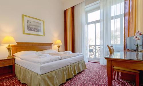 Karlovy Vary u sadů a kolonád: Pobyt v Hotelu Romania *** se snídaní či polopenzí a wellness + láhev Prosecca