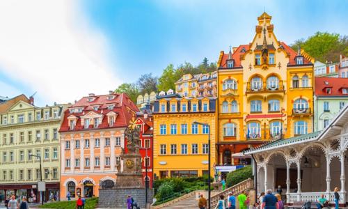 Karlovy Vary v klidné okrajové části města v Penzionu Fan *** se snídaněmi + kuchyňský kout a parkování v ceně