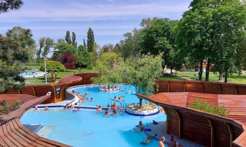 Komárom: Hotel Thermál Apartmanház s neomezeným vstupem do termálů Brigetio + dětská herna a klub