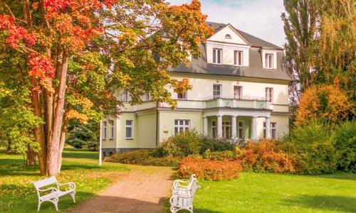 Konstantinovy Lázně: Lázeňské domy Mánes, Palacký a Purkyně s polopenzí, wellness a procedurami + sleva