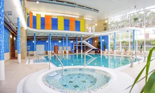 Konstantinovy Lázně: Luxus ve 4* Hotelu Löwenstein v apartmá s kuchyňkou + wellness, procedury a polopenze