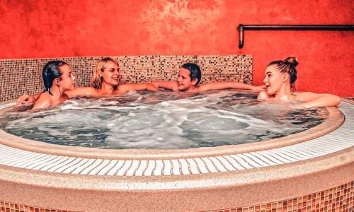 Krkonoše: Harrachov s výhledem na skokanské můstky v Pensionu 7 s privátním wellness, snídaní/polopenzí + víno