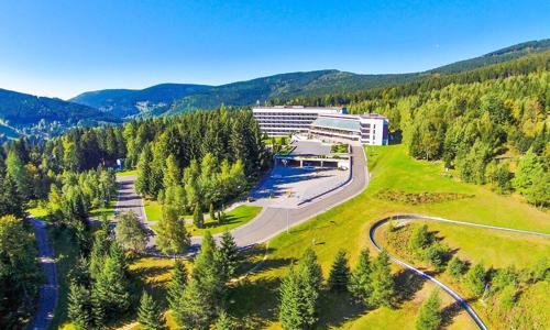 Krkonoše: Špindlerův Mlýn blízko centra ve 4* Harmony Hotelu s polopenzí a wellness (bazén, 2 vířivky, 5 saun)