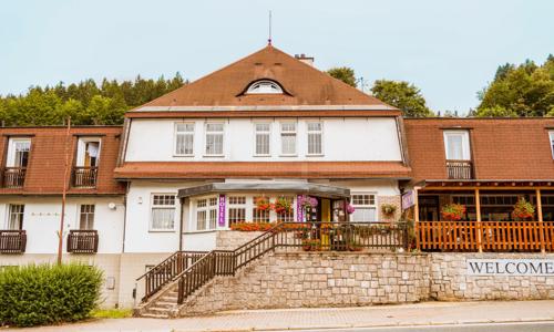 Krkonoše u Janských Lázní: Hotel Prom *** se snídaní/polopenzí a neomezeným vstupem do bazénu a fitness