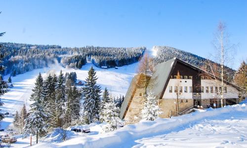 Krkonoše u ski areálů: Pytloun Hotel Harrachov **** s polopenzí + neomezený vstup do wellness (bazén, sauna)