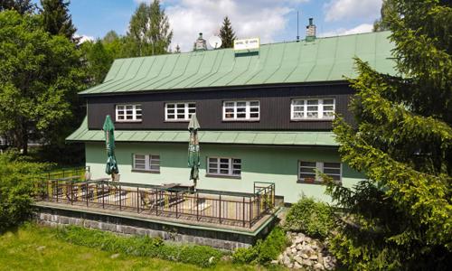 Krkonošský NP: Harrachov v Hotelu U Supa *** se snídaní a slevou na nápoje a na masáž + dětský koutek, hřiště
