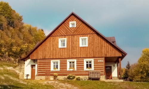 Krkonošský NP u výletních cílů: Dovolená v Chalupě Strážné s polopenzí + úschovna kol a společenská místnost