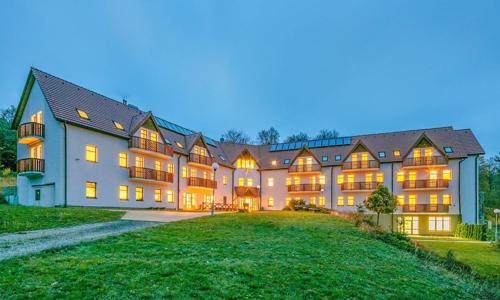 Krušné hory: Pytloun Wellness Hotel Hasištejn **** s polopenzí, neomezeným wellness a hernou + bowling